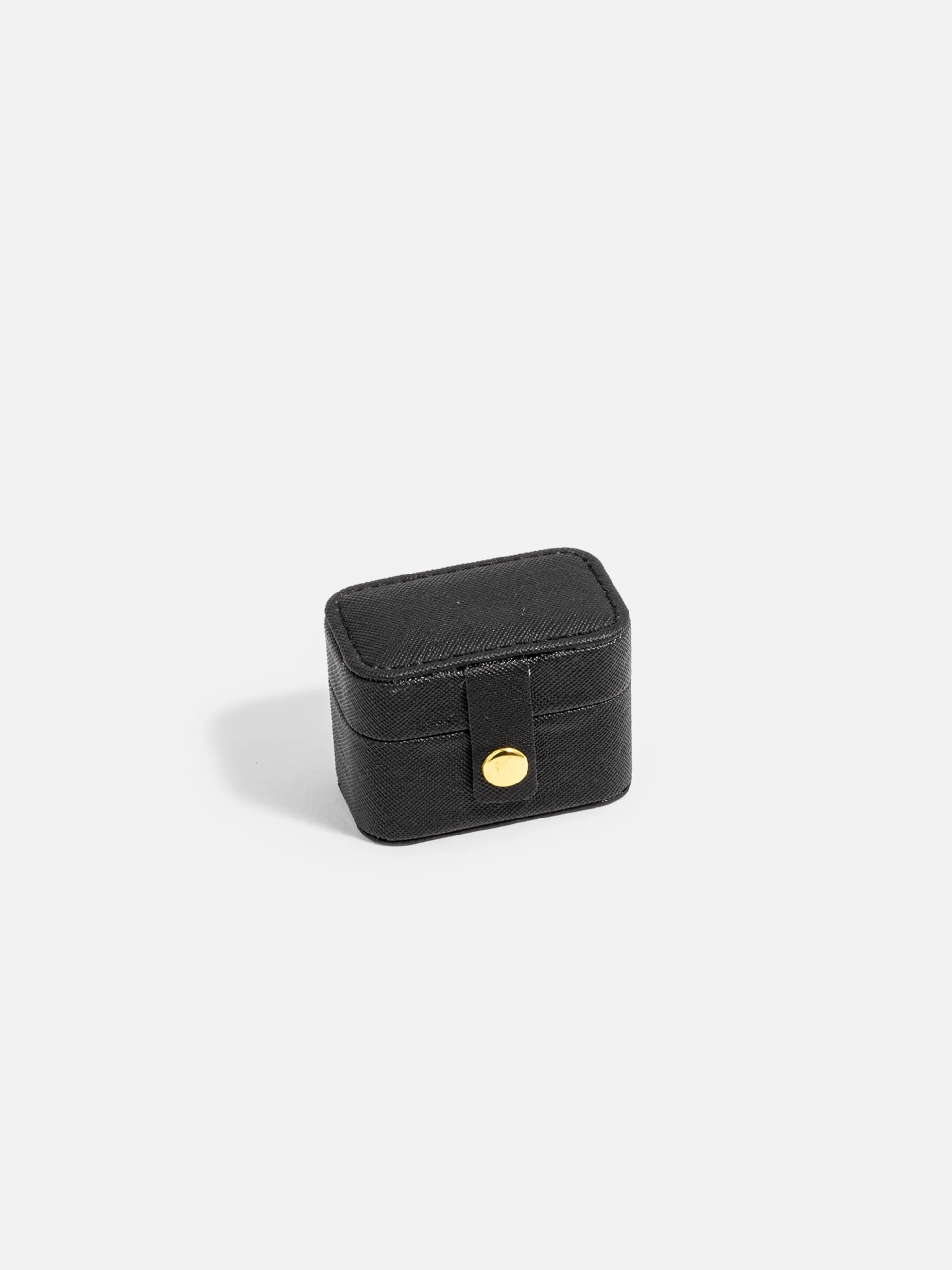 Små svart ring smyckeskrin som elegant förvarar ringar.