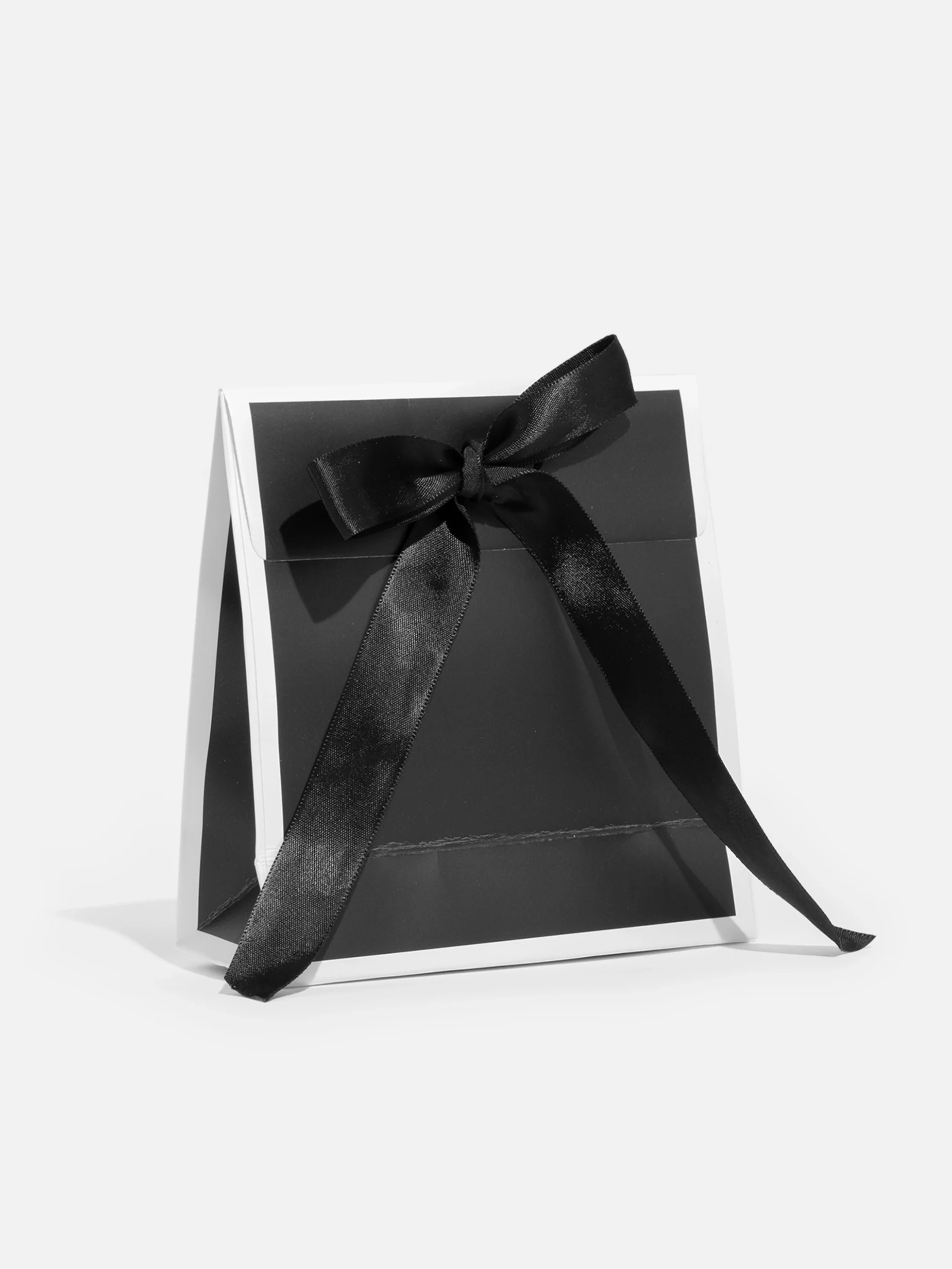 Helt svart Presentask med elegant design, perfekt för små gåvor som smycken.