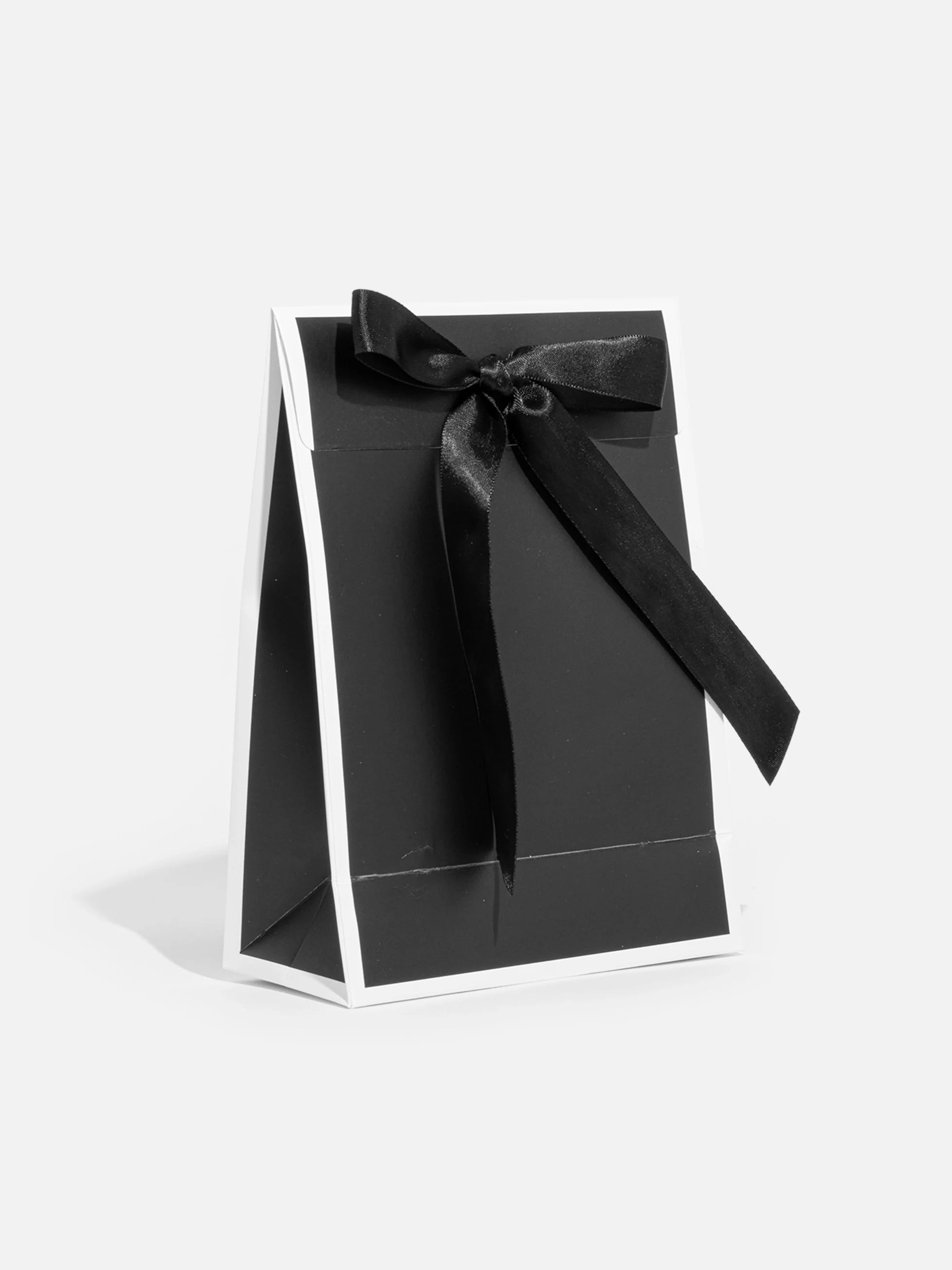 Svart Presentask med matchande svart rosett, idealisk för mindre presenter som smycken eller accessoarer.
