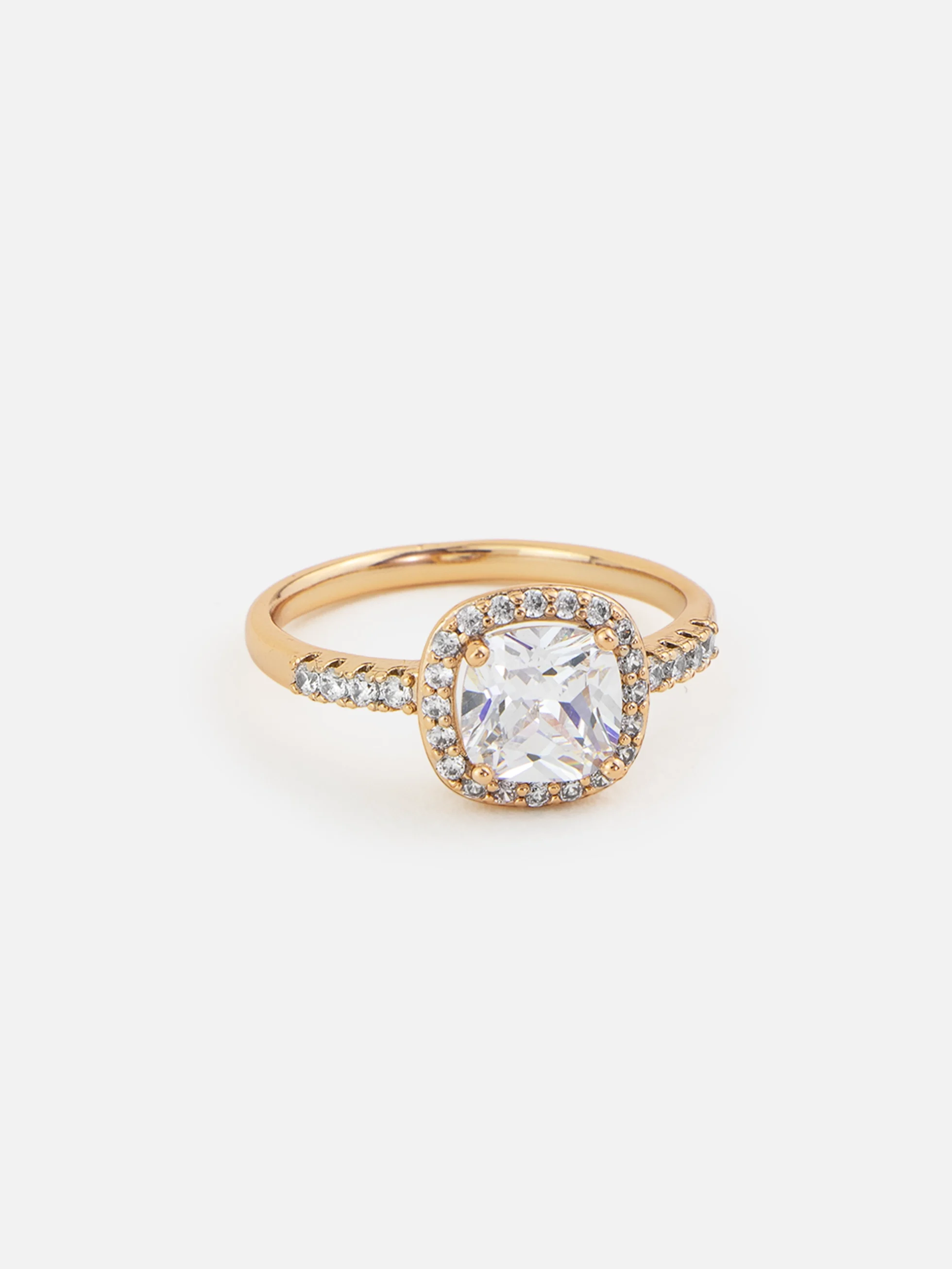 Elegant 18K guldpläterad ring med gnistrande kubisk zirkonia, designad för stiliga kvinnor.
