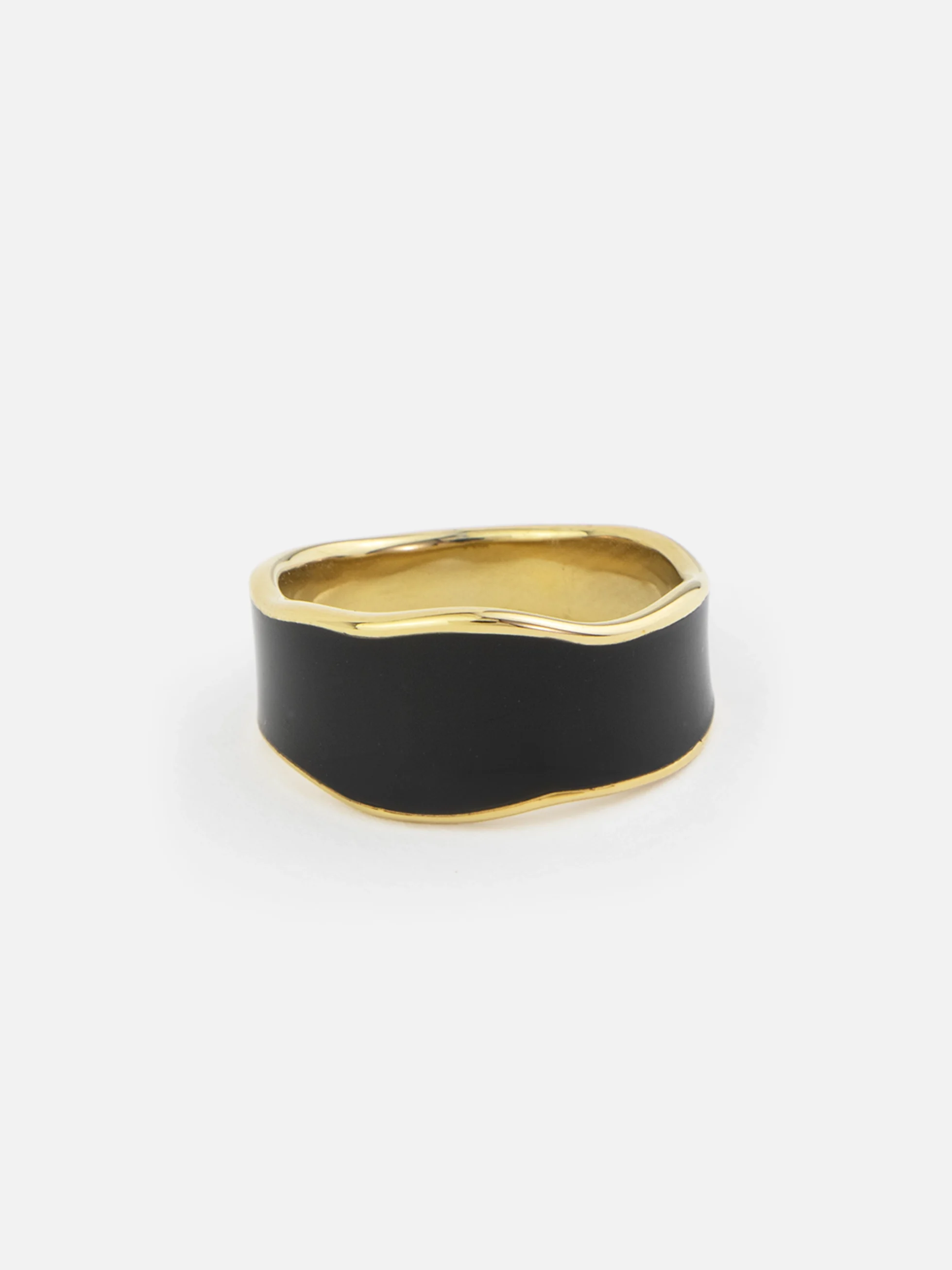 Wiggly ring i 18K guldpläterat stål, allergivänlig och nickelfri, med modern design.