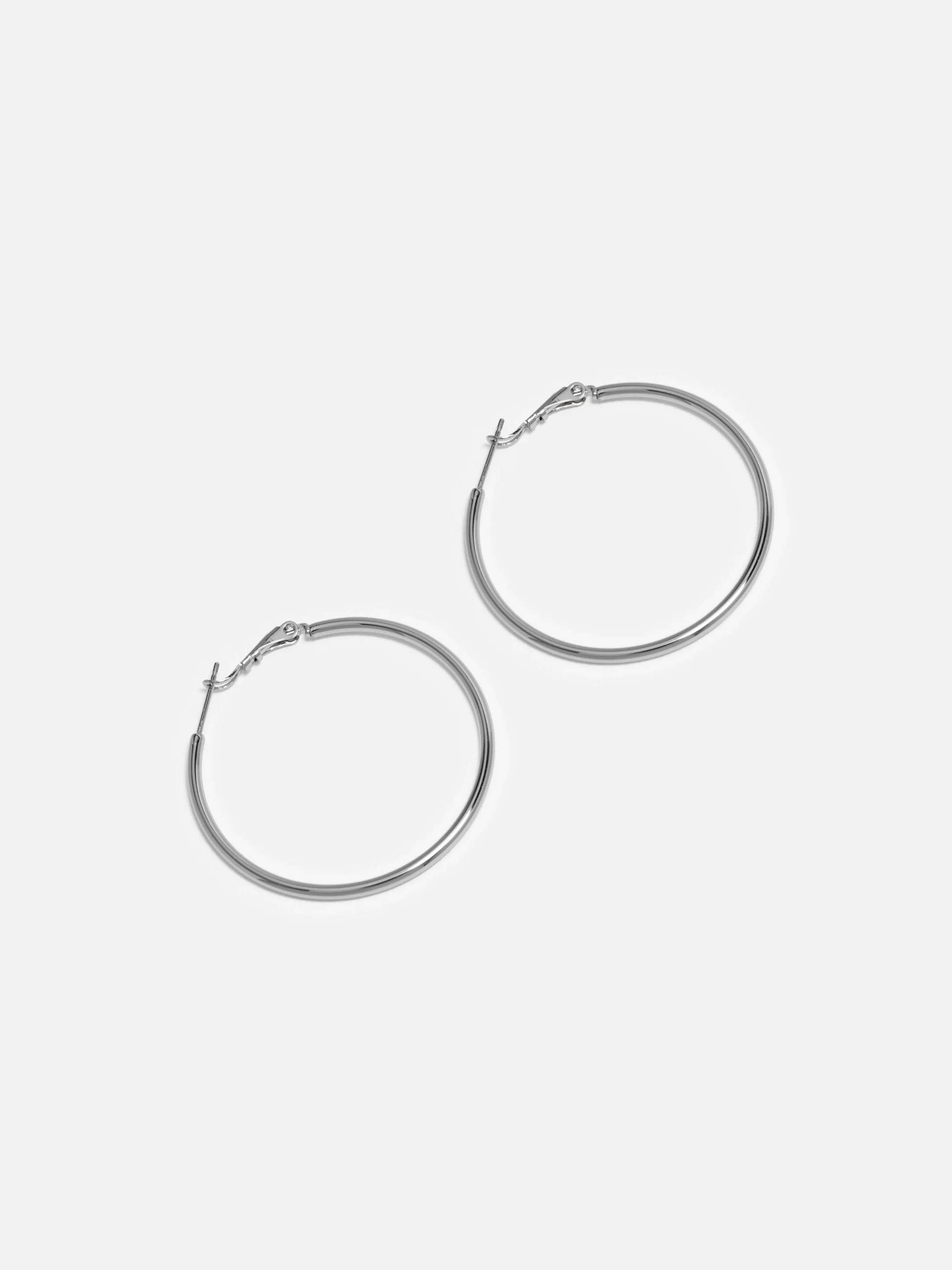Tunna hoop örhängen i platinaplätering, eleganta och stiliga smycken för dam.