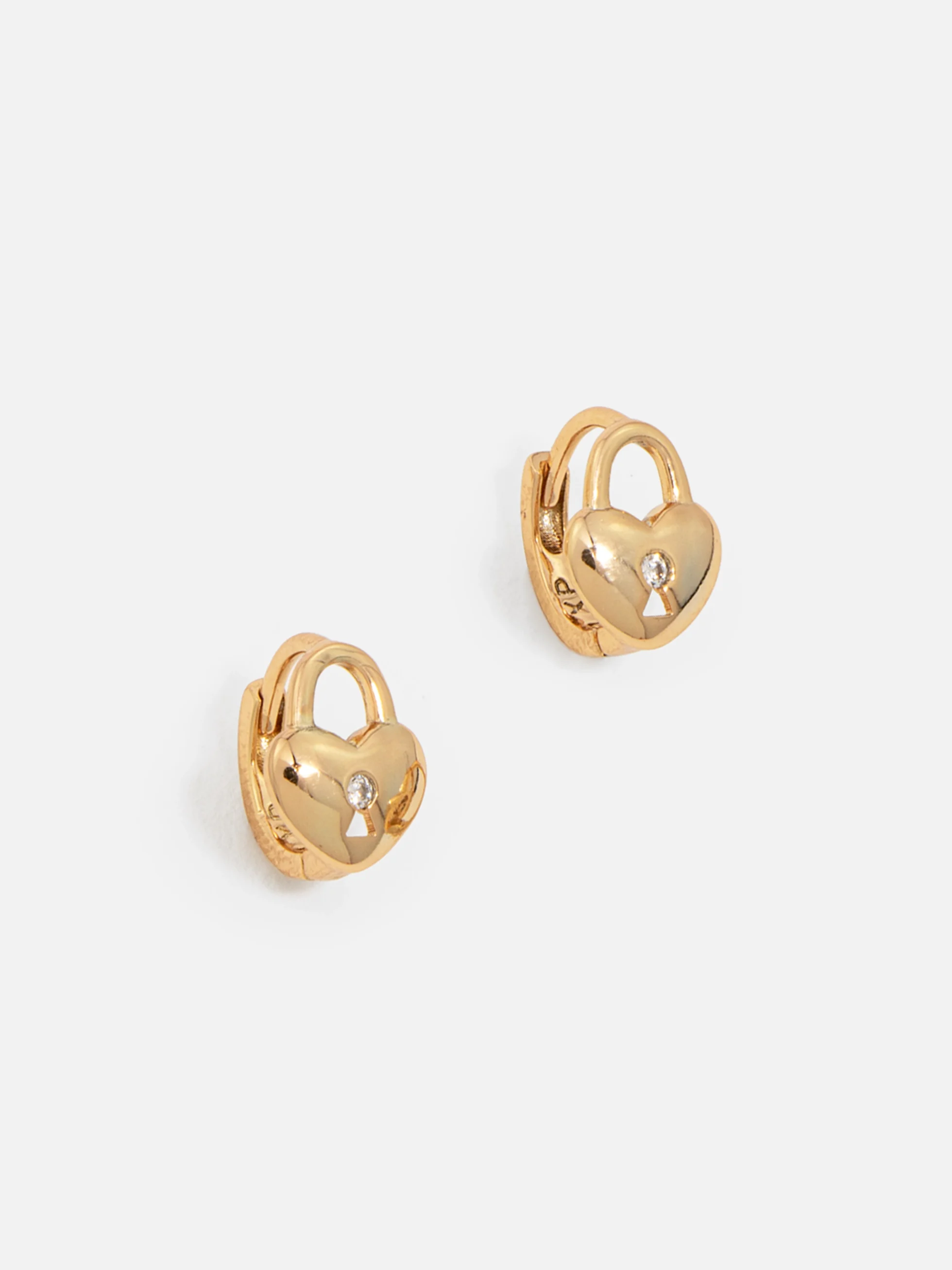 Hjärtformade örhängen förgyllda med 18k guld, elegant och allergivänlig design, perfekta för dam som söker tidlösa smycken.