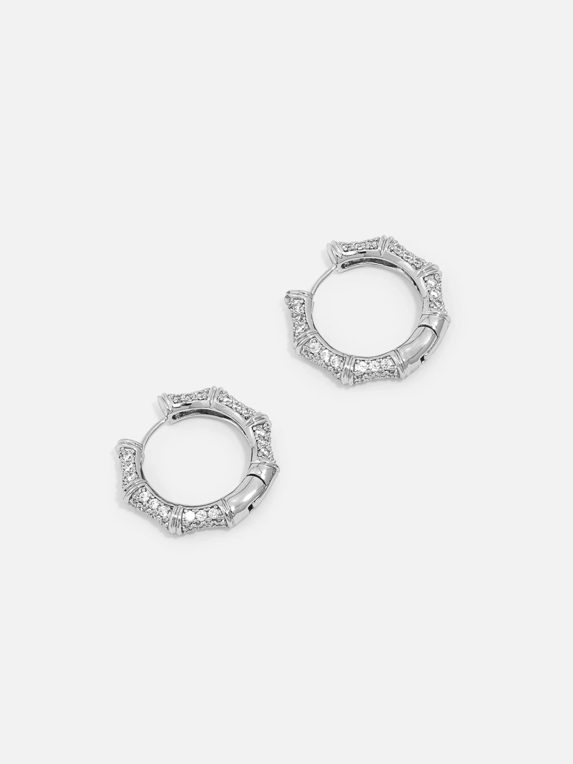 Platinapläterade hoop örhängen med cubic zirconia, eleganta och tidlösa smycken för dam.