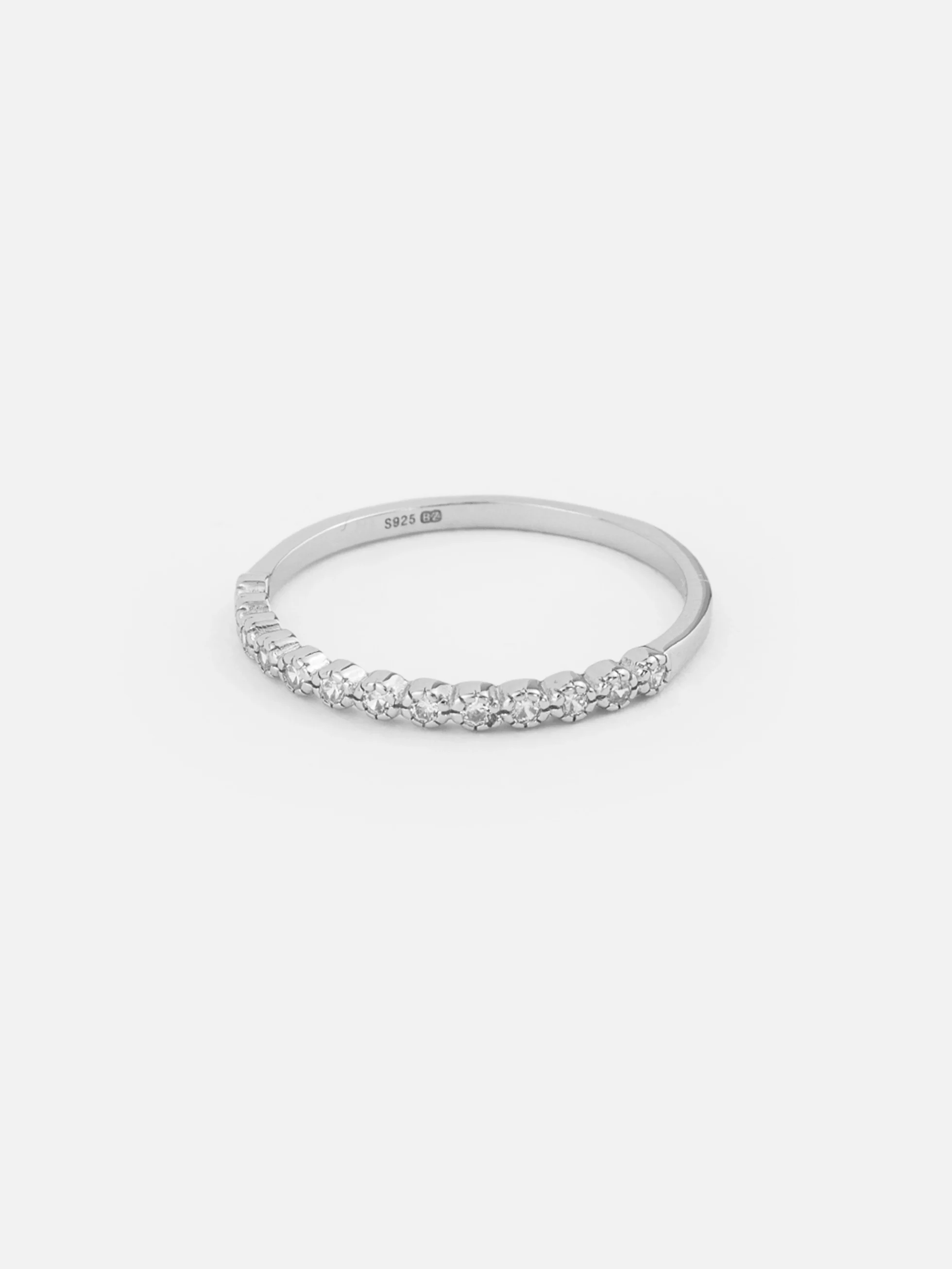 Elegant äkta silverring med rad av kubisk zirkonia, nickelfri och allergivänlig.