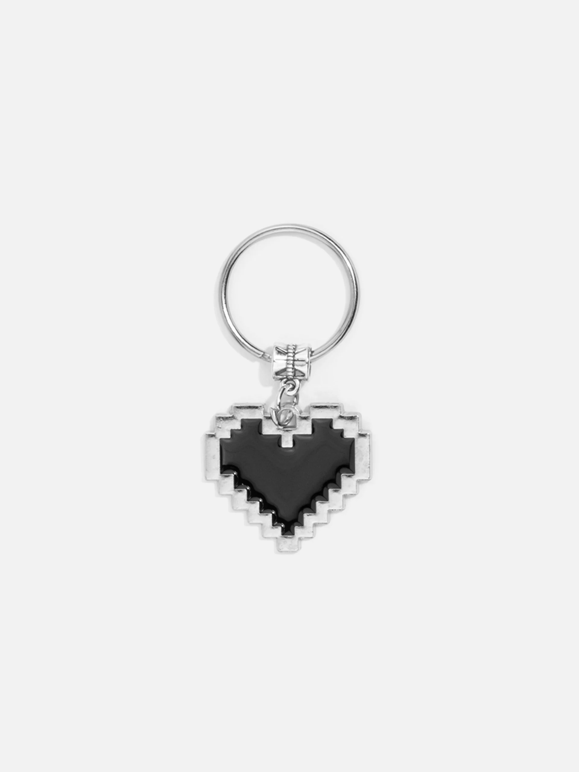 Pixel hjärtformad nyckelring i svart – en retroinspirerad accessoar för gamers.