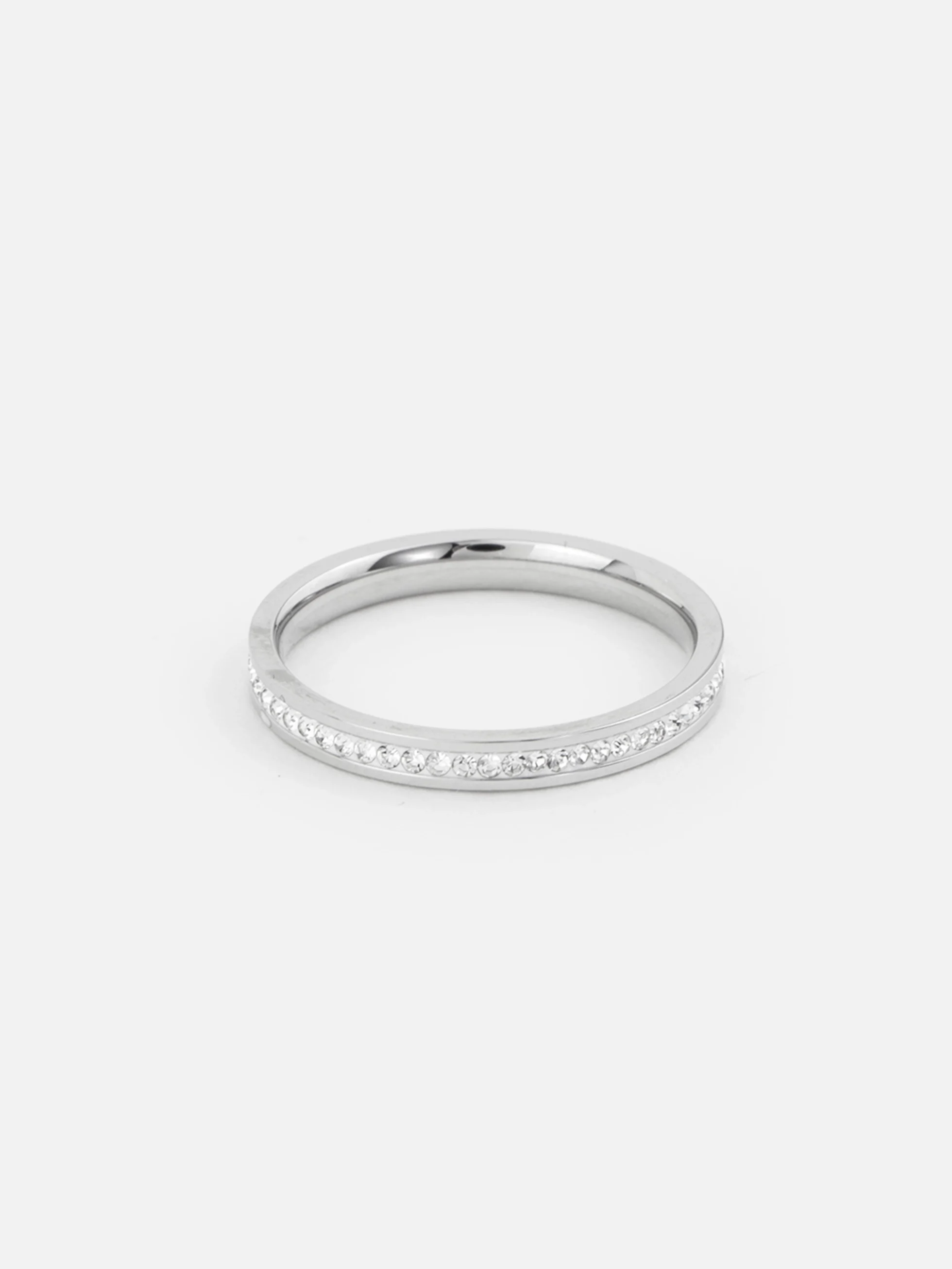 Elegant tunn stålring med gnistrande cubic zirconia, perfekt för dam och unga kvinnor som söker stilrena smycken av hög kvalitet.