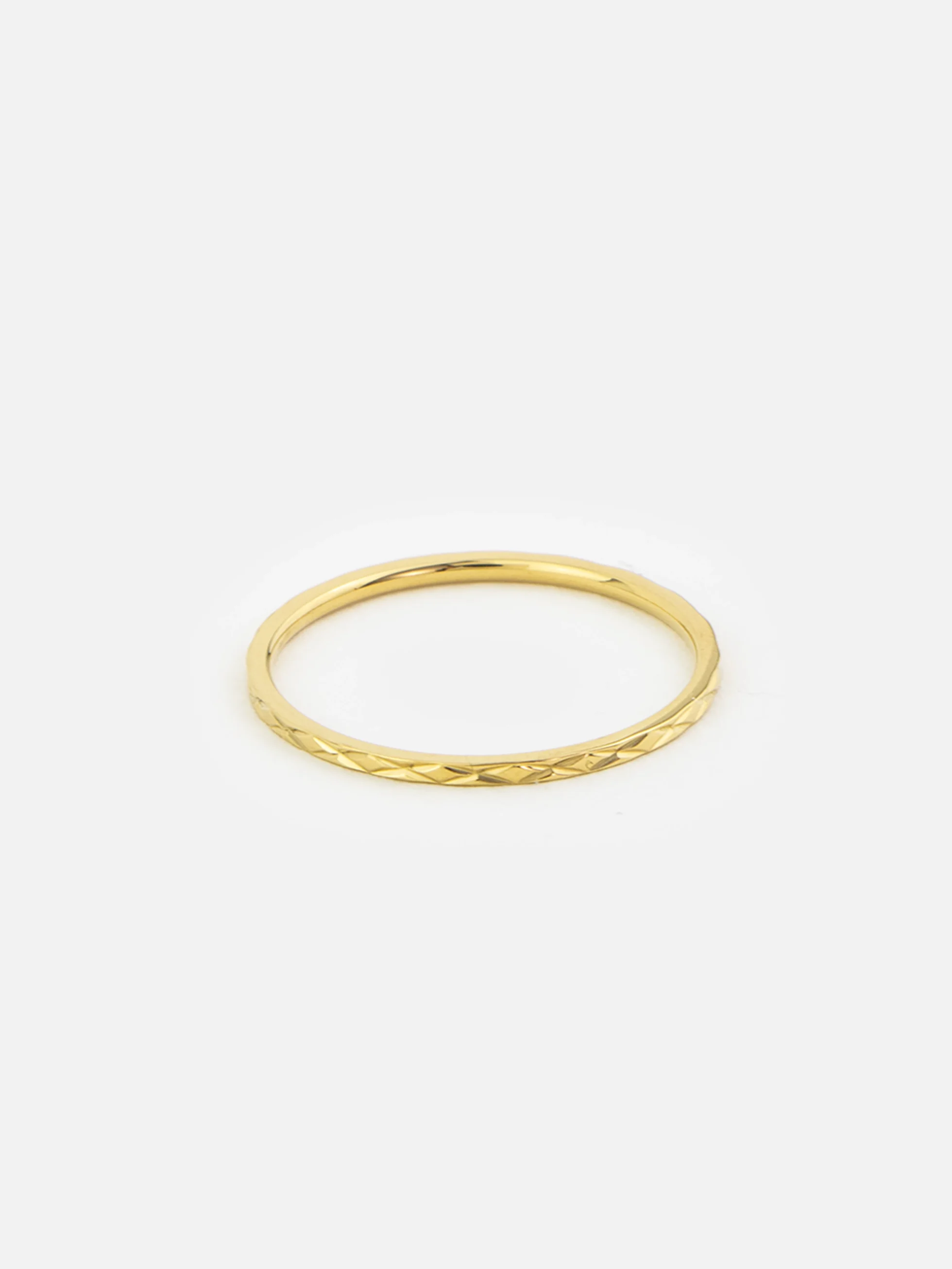 Tunn ring i 18K guld förgylld, elegant och minimalistisk design, perfekt för alla tillfällen.