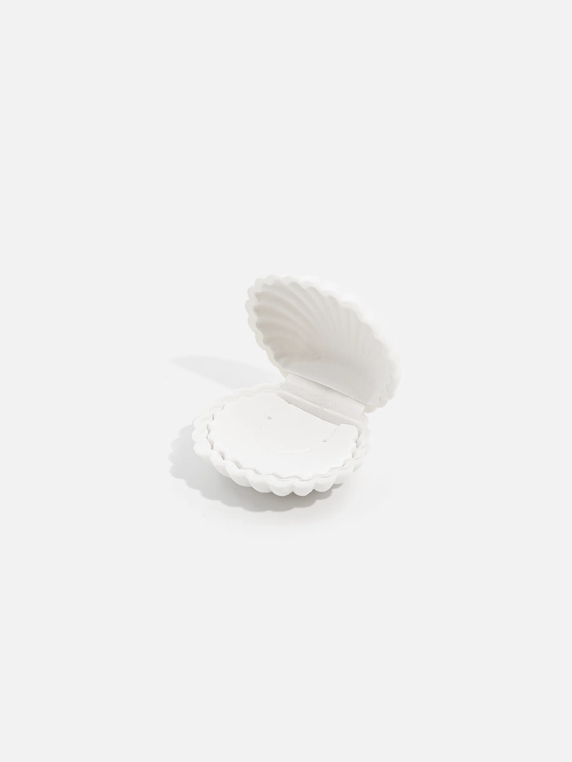 Vit Smyckes Presentask i snäckskalsdesign, perfekt för att ge bort smycken med en touch av elegans.