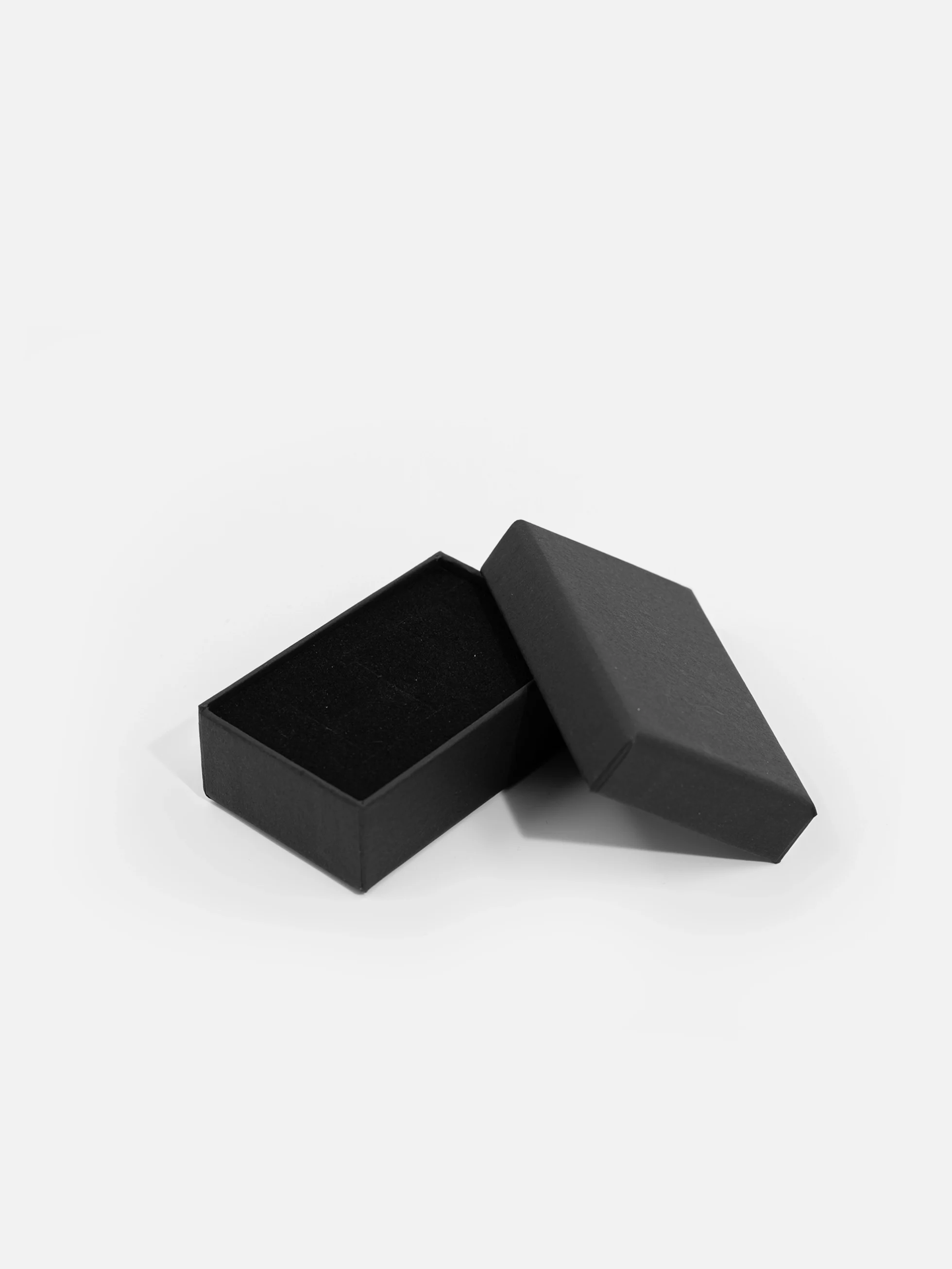 Svart smyckes presentask med lock, perfekt för att ge bort smycken som en elegant gåva.