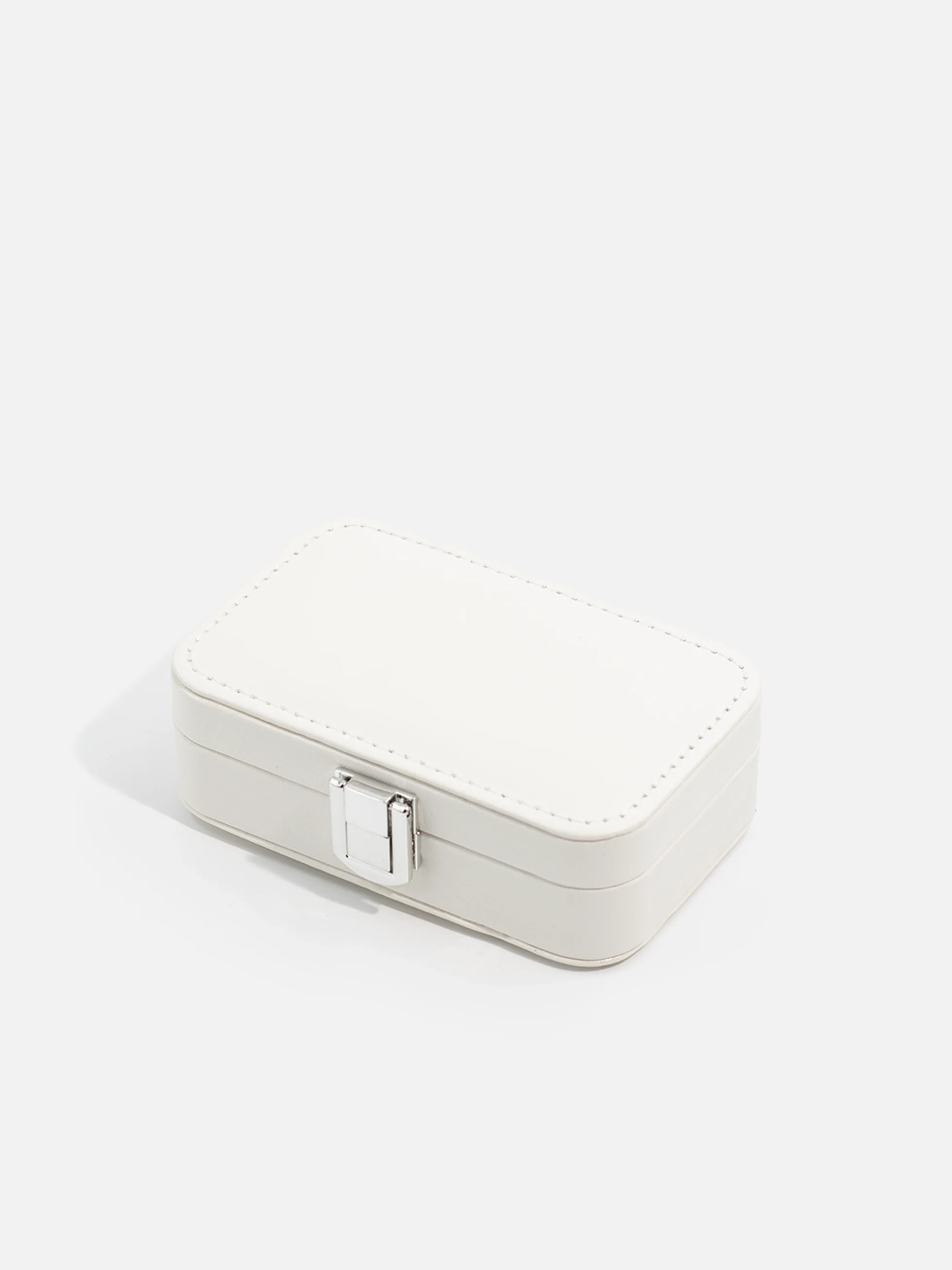 Klassiskt smyckeskrin i vit i läderimitation med lock och spegel. Elegant förvaring för dina smycken.