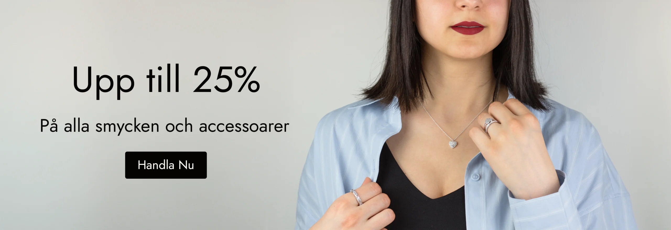 Bild på smycken och accessoarer med en modell som bär dem, med budskapet upp till 25% rabatt på alla smycken och accessoarer.