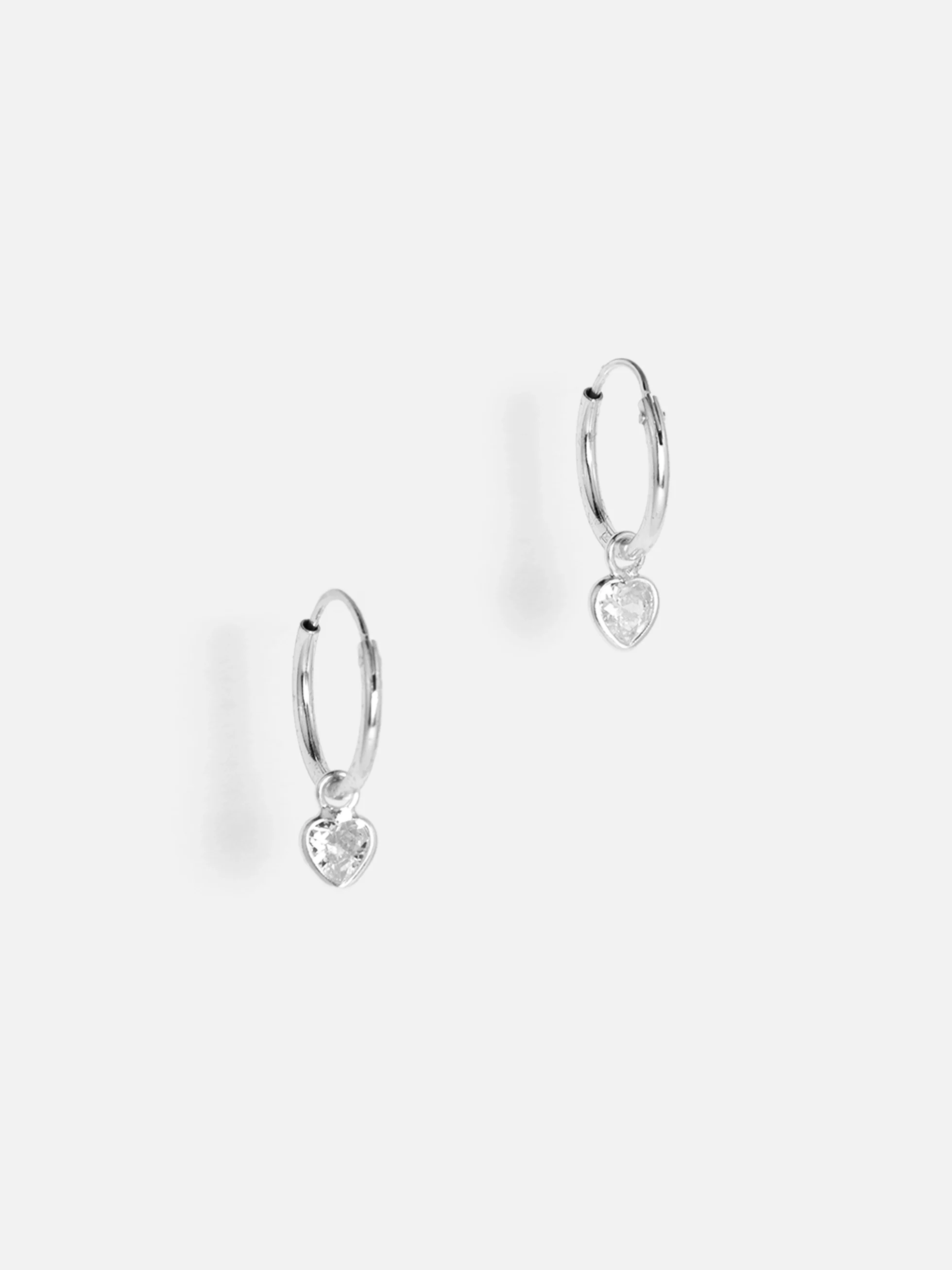 Silverhjärtan glittrar med zirkonia, örhängen för elegans.