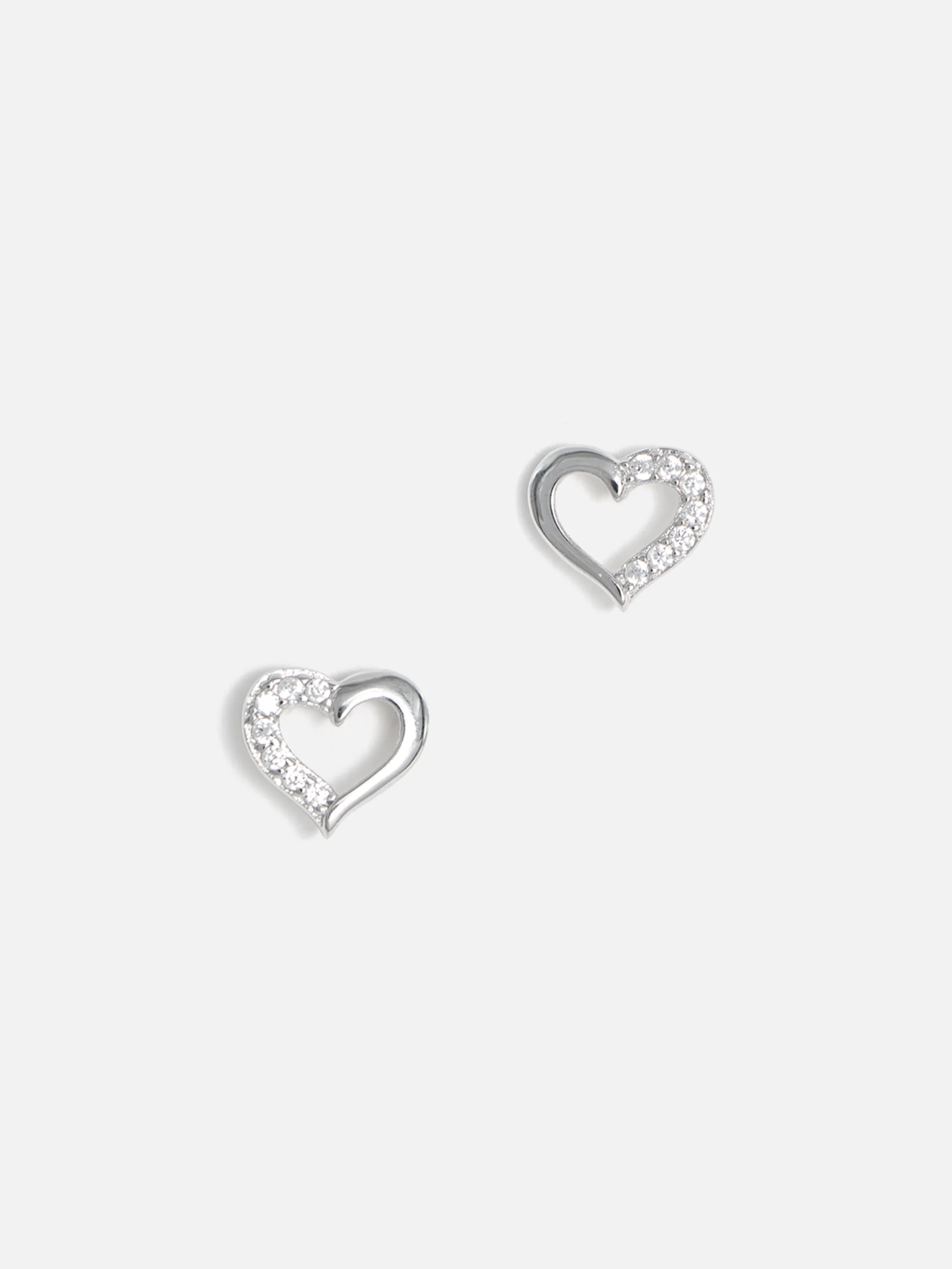 Närbild av äkta silver hjärtörhängen med gnistrande cubic zirconia.