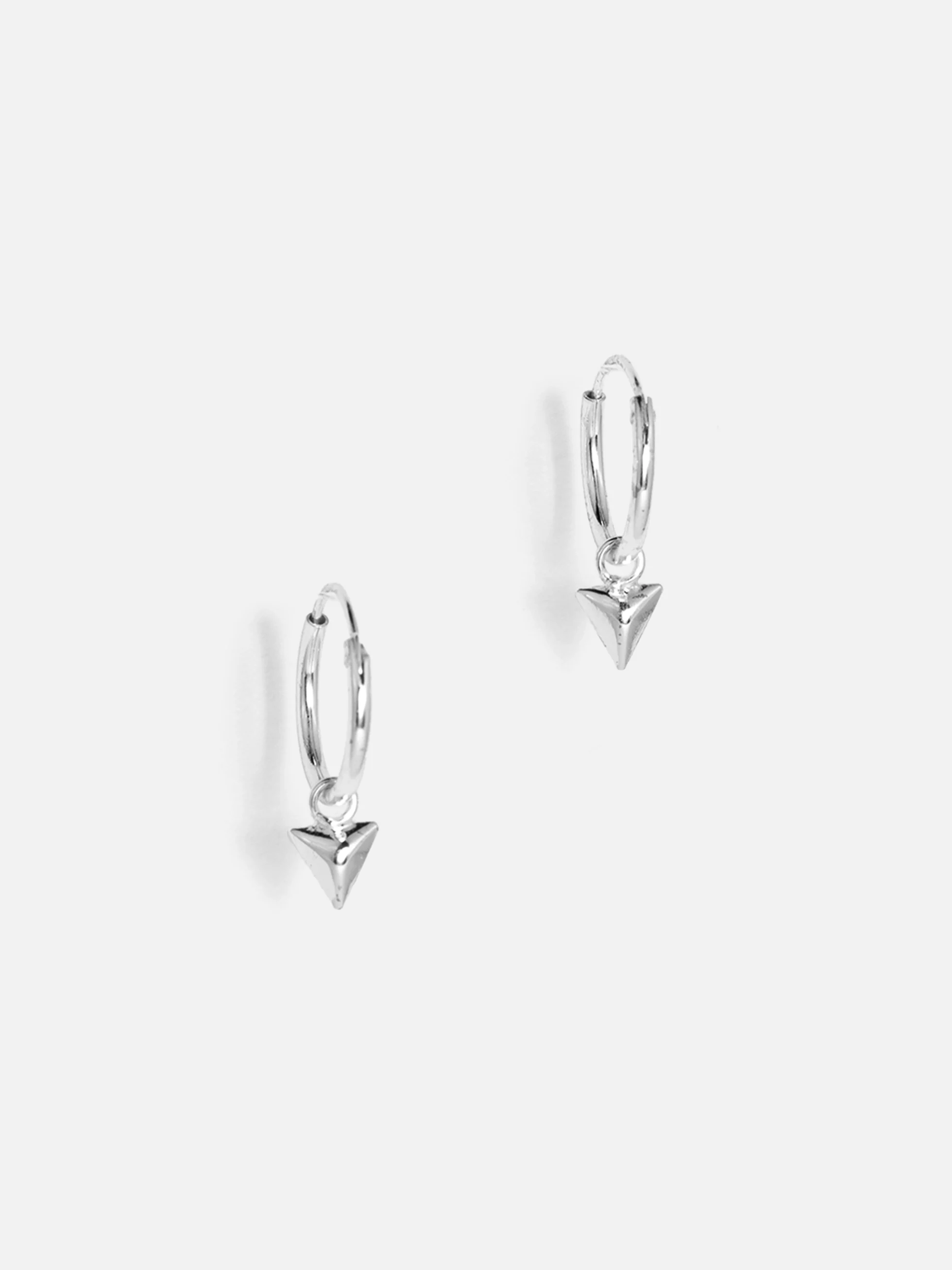 Hängande konformade silverörhängen, minimalistisk och elegant design.