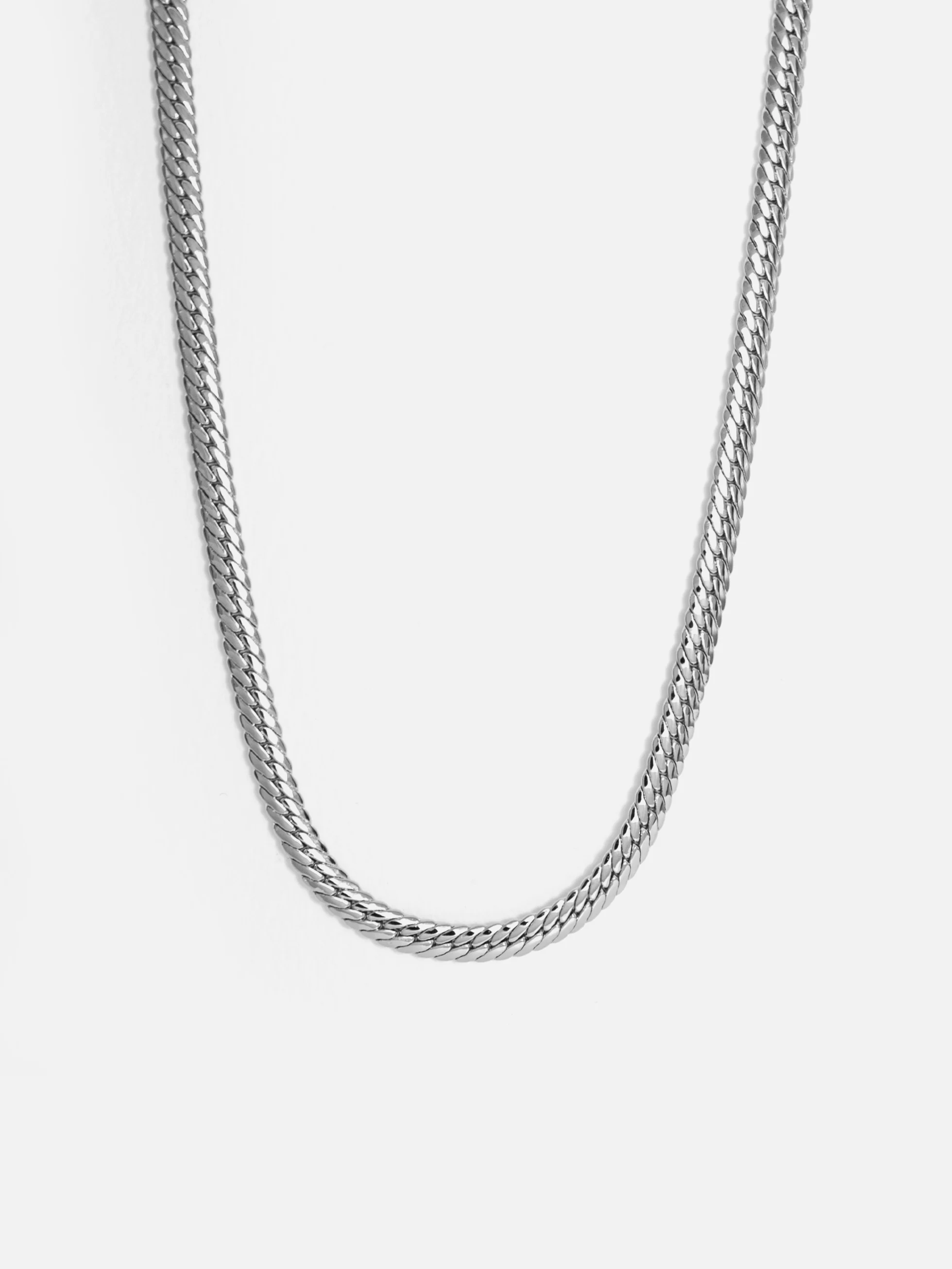 Bred platinapläterad kedja halsband, detaljerad närbild.