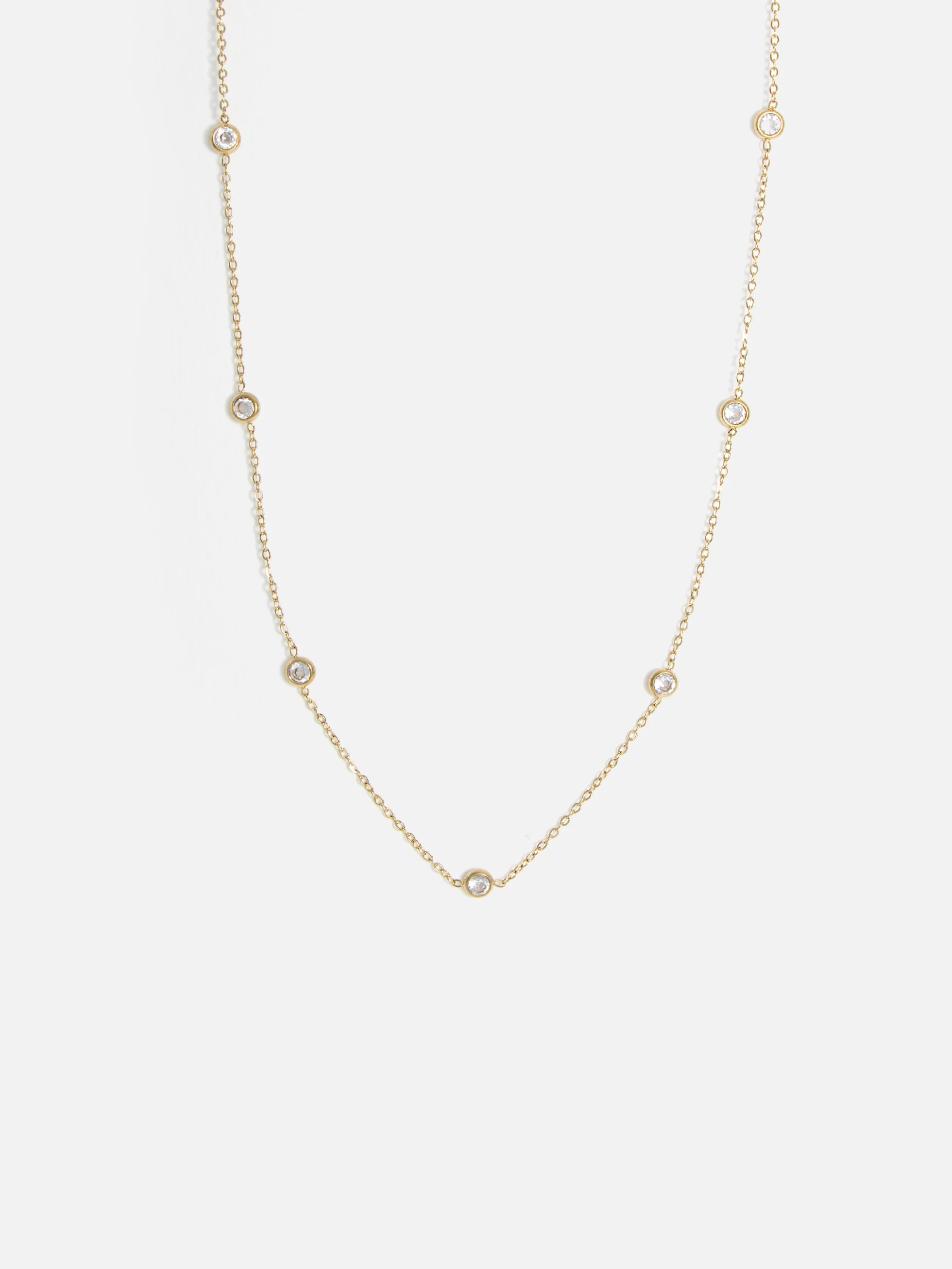 18K guldpläterat stålhalsband med cubic zirconia stenar, detaljerad närbild.
