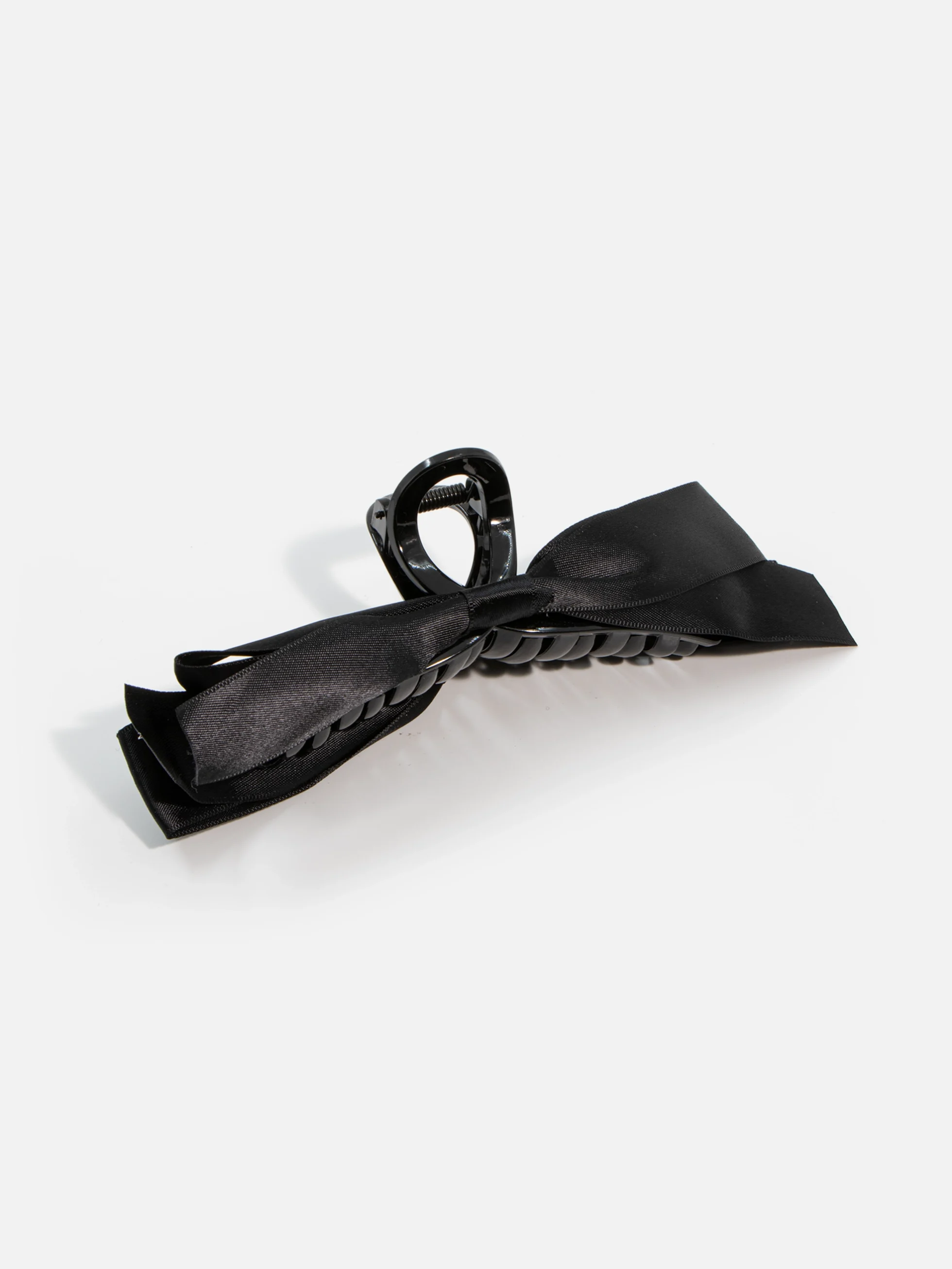 Stor svart fluga dekorerar elegant damhårklämma.
