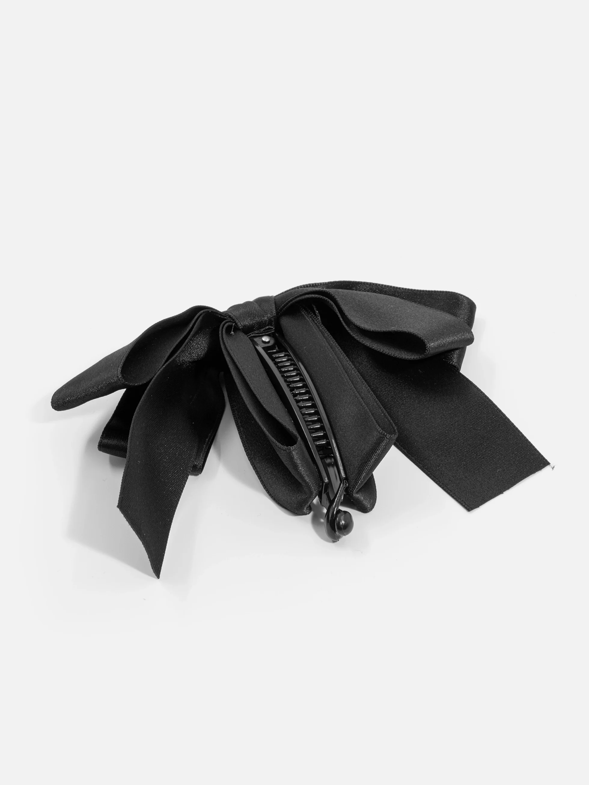 Svart fluga pryder elegant damhårklämma, detaljrik accessoar.