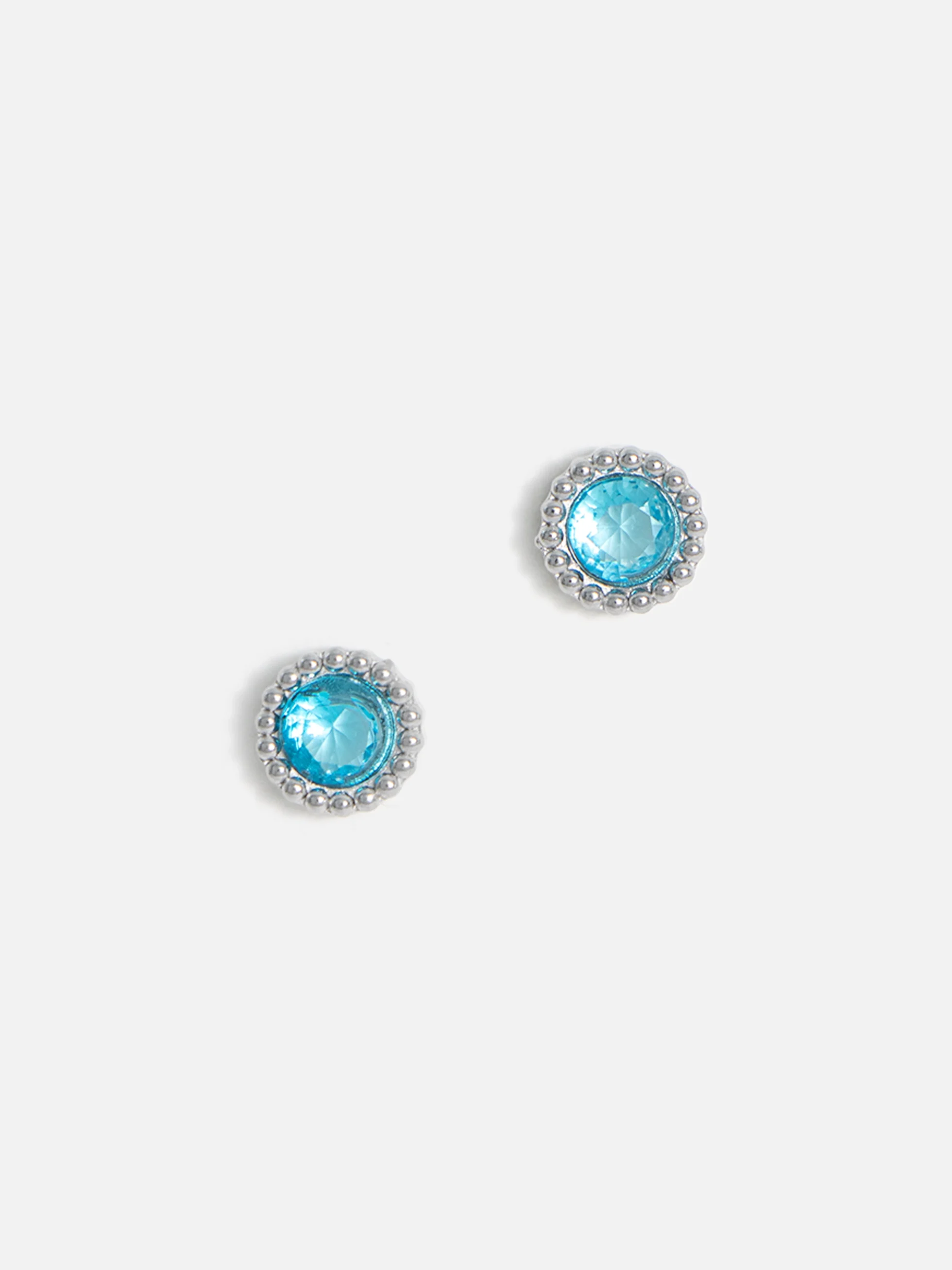 Stålörhängen med rund cubic zirconia i piercingstil