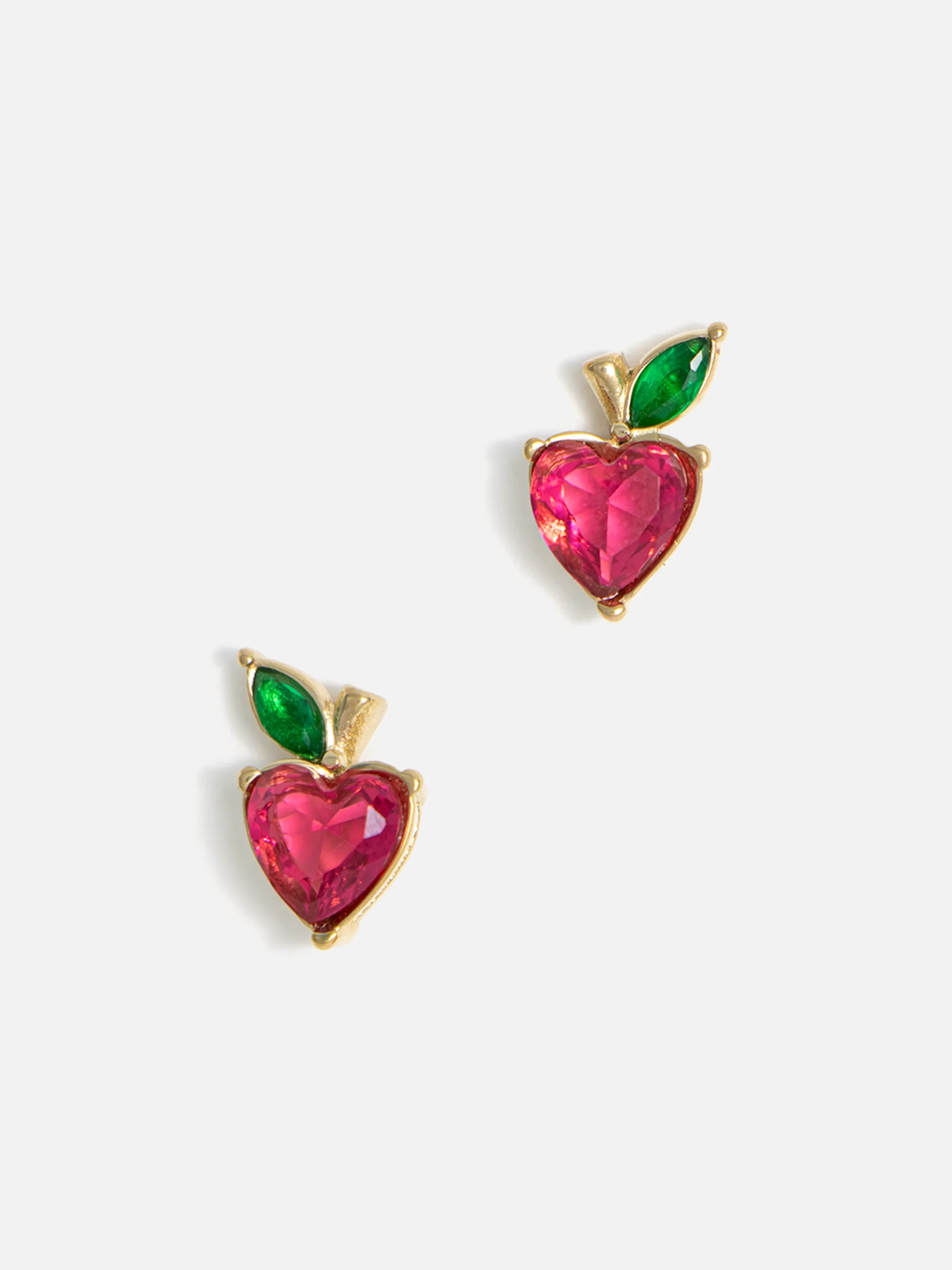Hjärtformade örhängen i 18K guldpläterat stål med piercingstil.