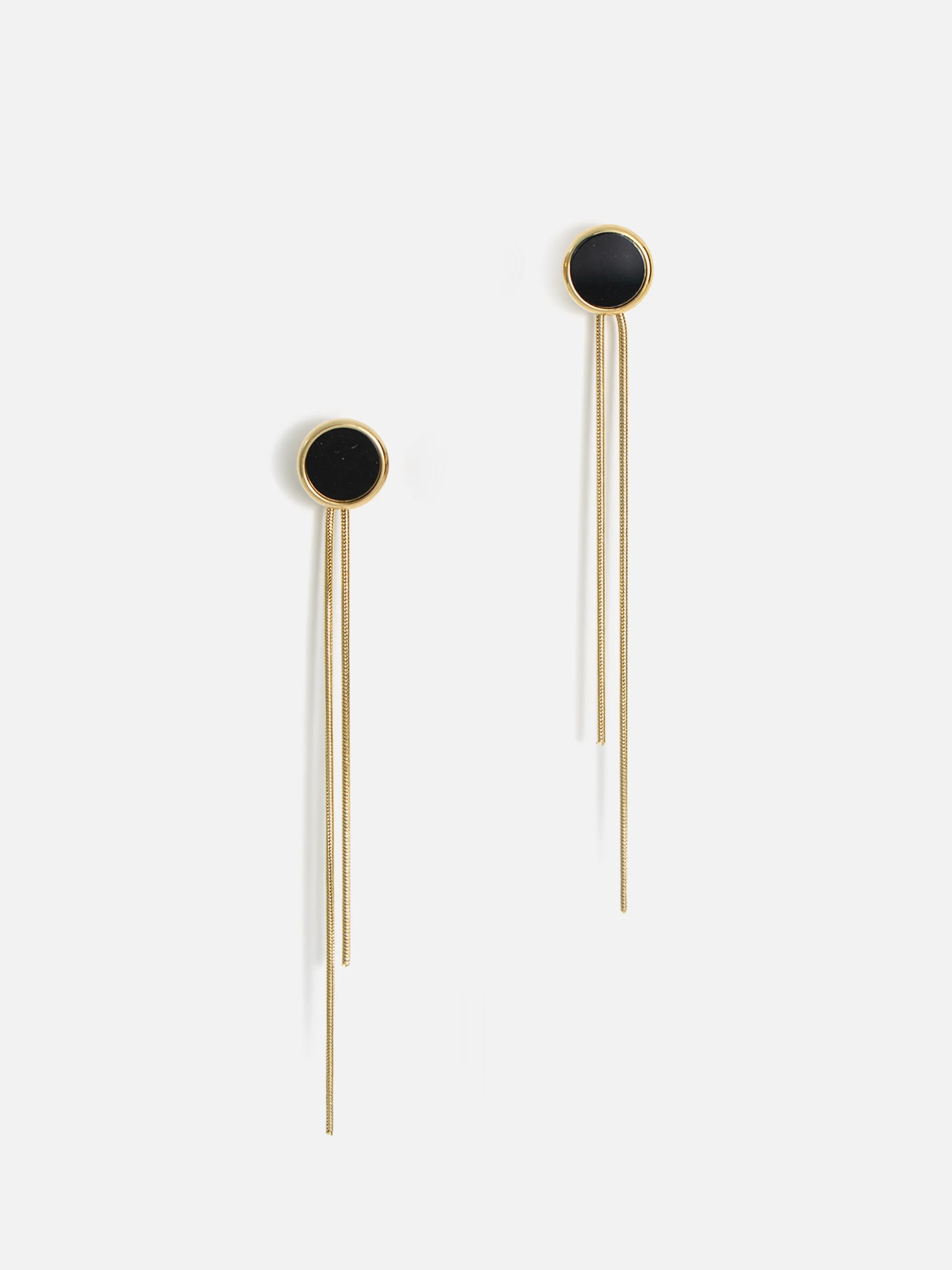 Guldörhängen med svarta studs och hängande kedjor.
