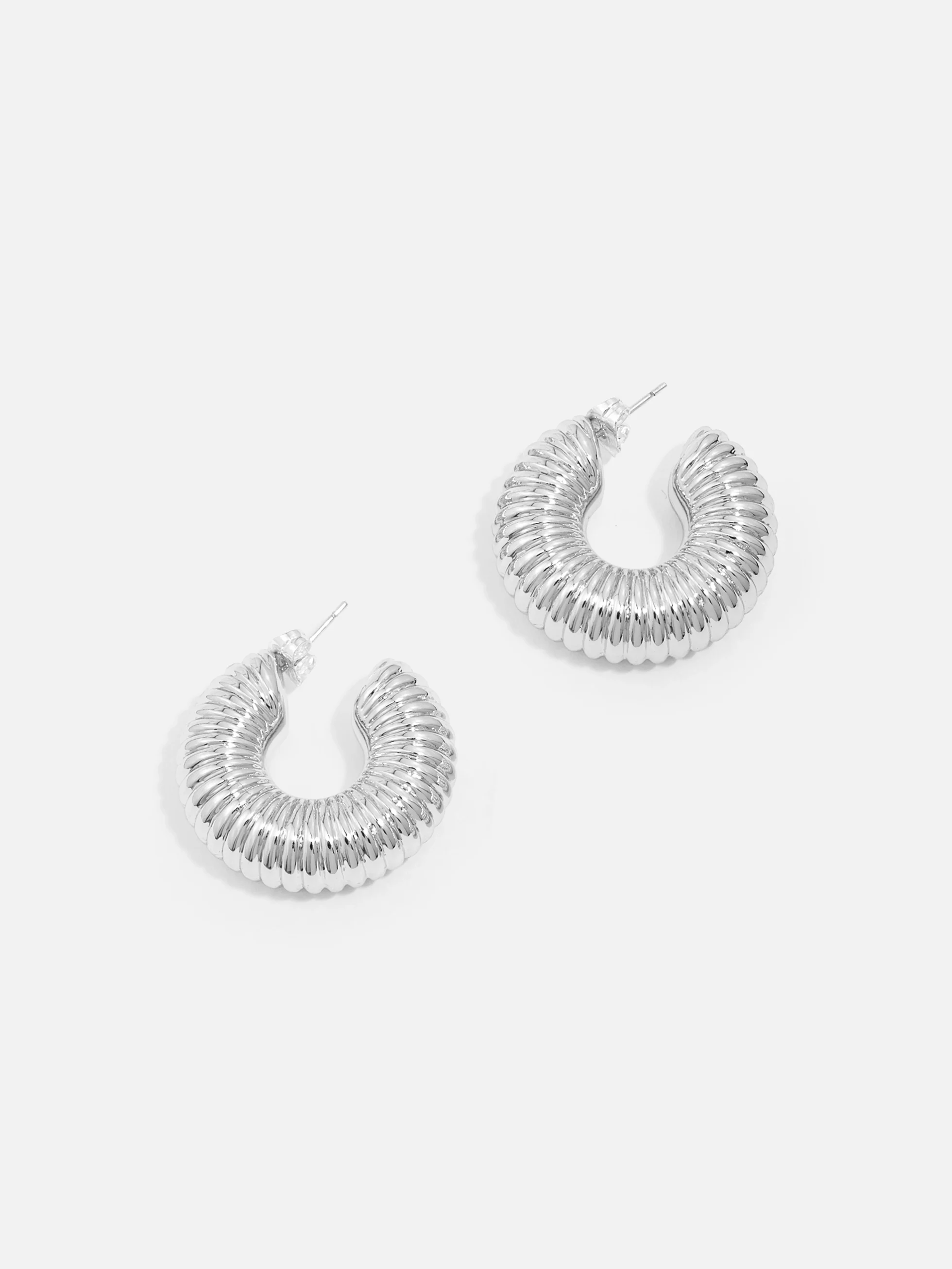Silverfärgade stål studs med ribbad textur.